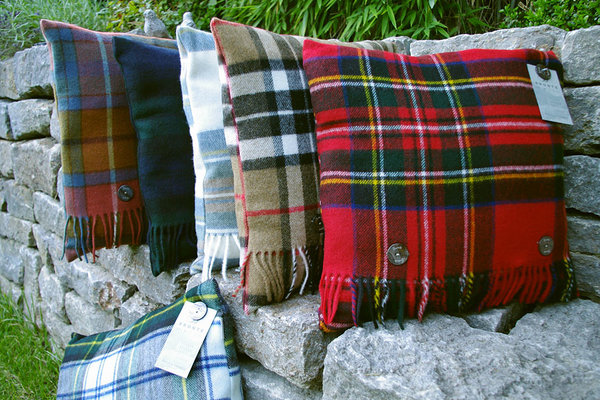Stilvolle Couchkissen aus GB aus reiner Merino-Lambswool
