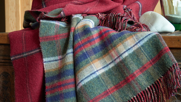 Johnstons of Elgin, exklusive Wendedecken in den Farben der schottischen Highlands. 100% feinste Lambsool, made in Scotland.