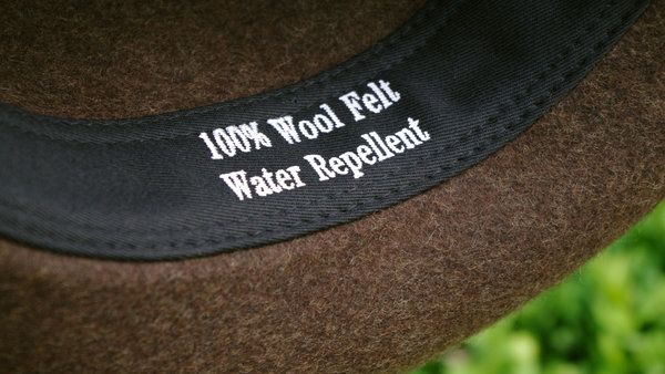 Die schönen Wollfilzhüte von Scippis sind wasserabweisend. Nur eine der positiven Eigenschaften von reiner, gefilzter Wolle. 100% Wool Felt, Water Repellent!