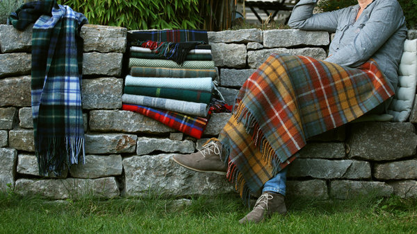 Englische Kniedecken von Tweedmill in klassischen Schottenkaros und Herringbone Designs. Kniedecken aus reiner Wolle und feiner Lambswool, gewebt in England