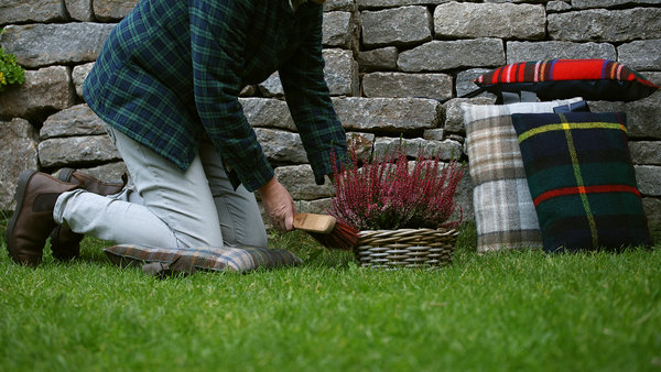 Stilvolle Kniekissen für die Gartenarbeit. British Made by Tweedmill. Wunderschöne schottische Tartan und Tweed Designs.