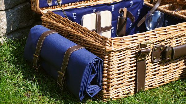 Stilvolle Picknickkörbe in vielen Designs. Unsere beliebten englischen Tweed Körbe, die Country- und modernen Designs. Allesamt sehr beliebt...