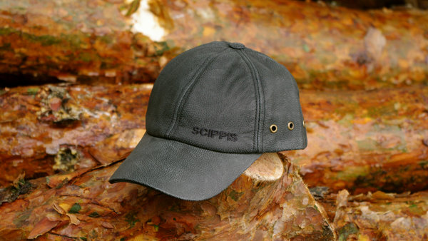 Das Scippis Leather Cap hat den Look eines Baseball Caps, besthet jedoch aus echtem Leder. Wir biten das Cap in braun und in schwarz an.