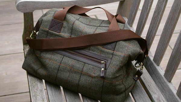 Englische Taschen von Tweedmill aus reinem Wolltweed. Im typischen Tweedmuster, Herringbone und Überkaro.