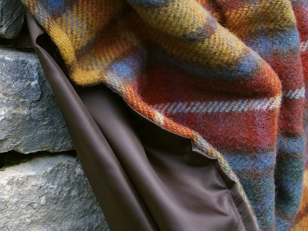 Tweedmill Waterproof Picknickdecken. Die exklusiven Outdoordecken sind mit einer Abseite aus robustem und sehr hochwertigen Nylon augestattet. Die schönen Decken werden im Norden Englands hergestellt.