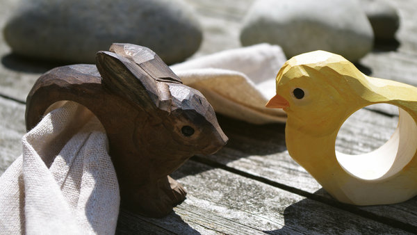 Frohe Ostern | Serviettenring aus Holz, Küken und Kaninchen, hangeschnitzt aus Holz, von Wildlife Garden