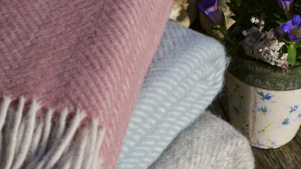 Wunderschöne robuste Wolldecken in vielen Herrinbone Designs, von Tweedmill aus dem Norden Englands