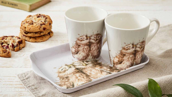 Mug & Tray Sets - Sehr beliebt als kleines Geschenk. Die Sets bestehen aus einem kleinen Melamintablett mit 2 kleinen Tassen aus Porzellan. Erhältlich mit mehreren Wrendale Tiermotiven